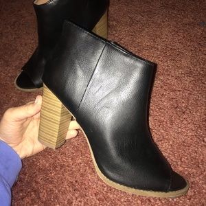 EXPRESS (Report) Open-toe Booties